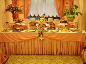 Café da manhã com buffet grátis todos os dias