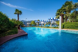 Piscine extérieure, parasols de plage, chaises longues