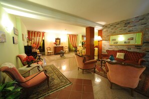 Lobby sitting area - Hotel Cristallo (Malcesine)