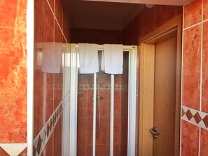Free toiletries, hair dryer, towels - Hotel-Restaurant Meistertrunk (Herne)