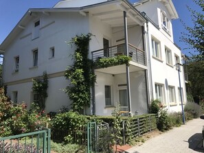A two-story building with a balcony on the upper floor. - Villa Nordstern (Göhren)