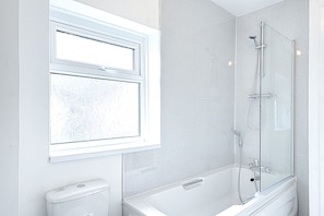 Bañera con ducha, artículos de tocador gratuitos, secador de pelo