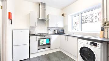 Lemari es besar, microwave, oven, dan kompor