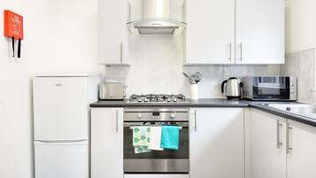 Lemari es besar, microwave, oven, dan kompor