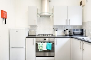 Full-sized fridge, microwave, oven, stovetop