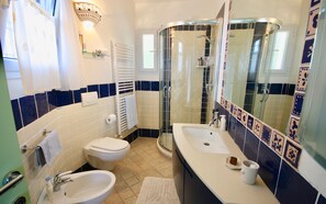 Villa, 5 Bedrooms, Sea View | Bathroom | Shower, bidet, towels - Villa i Corbezzoli (Arzachena)