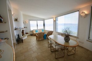 Villa, 5 Schlafzimmer, Meerblick | Wohnbereich | Flachbildfernseher