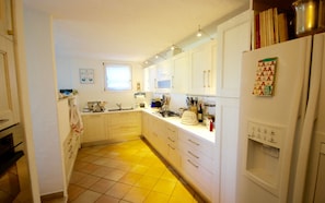Villa | Private kitchen | Full-size fridge, microwave, stovetop, dishwasher - Villa Corallina (Olbia)