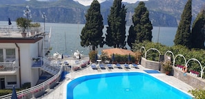 Outdoor pool, pool umbrellas, pool loungers - Hotel Excelsior Bay (Malcesine)