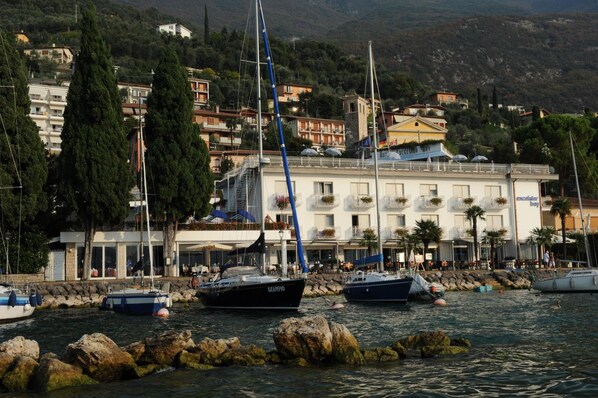 Beach nearby - Hotel Excelsior Bay (Malcesine)