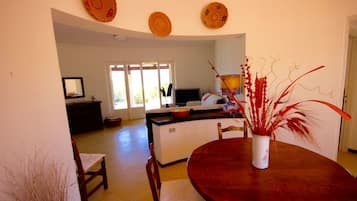 Vila, 3 quartos, vista para o mar | Área de estar | TV de tela plana