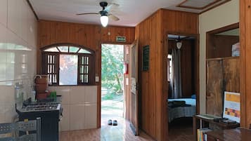 木屋, 1 張標準雙人床, 無障礙, 非吸煙房 | 起居區 | 平面電視、書籍
