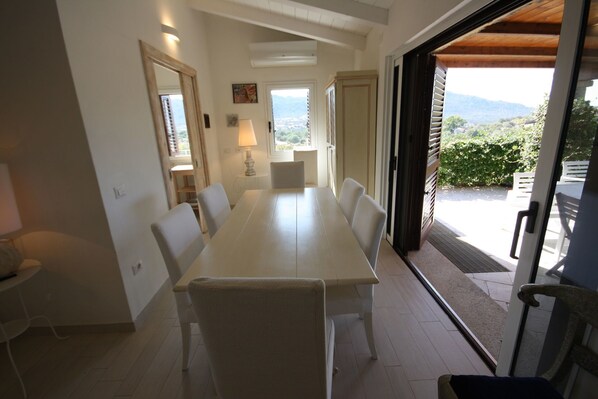 House, 5 Bedrooms | In-room dining