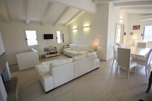 Casa, 5 quartos | Sala de estar | TV de tela plana