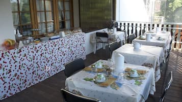 Bữa sáng buffet hàng ngày (4 EUR/mỗi người)