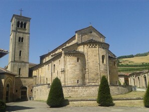 Una iglesia histórica con un campanario y un edificio central redondo.