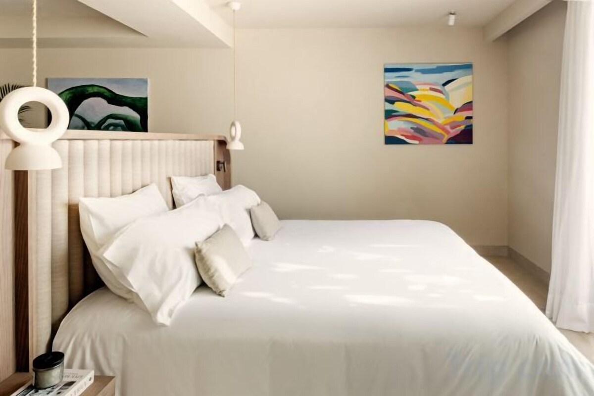 Premium bedding, in-room safe, desk, laptop workspace