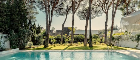 2 outdoor pools, pool umbrellas, pool loungers