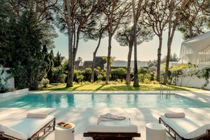 2 piscinas al aire libre, sombrillas, tumbonas