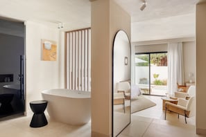 Villa Premium | Baño | Tina con regadera, tina profunda, regadera tipo lluvia 