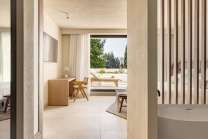 Premium bedding, in-room safe, individually decorated