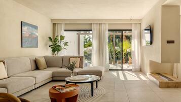 Ropa de cama de alta calidad y caja de seguridad en la habitación