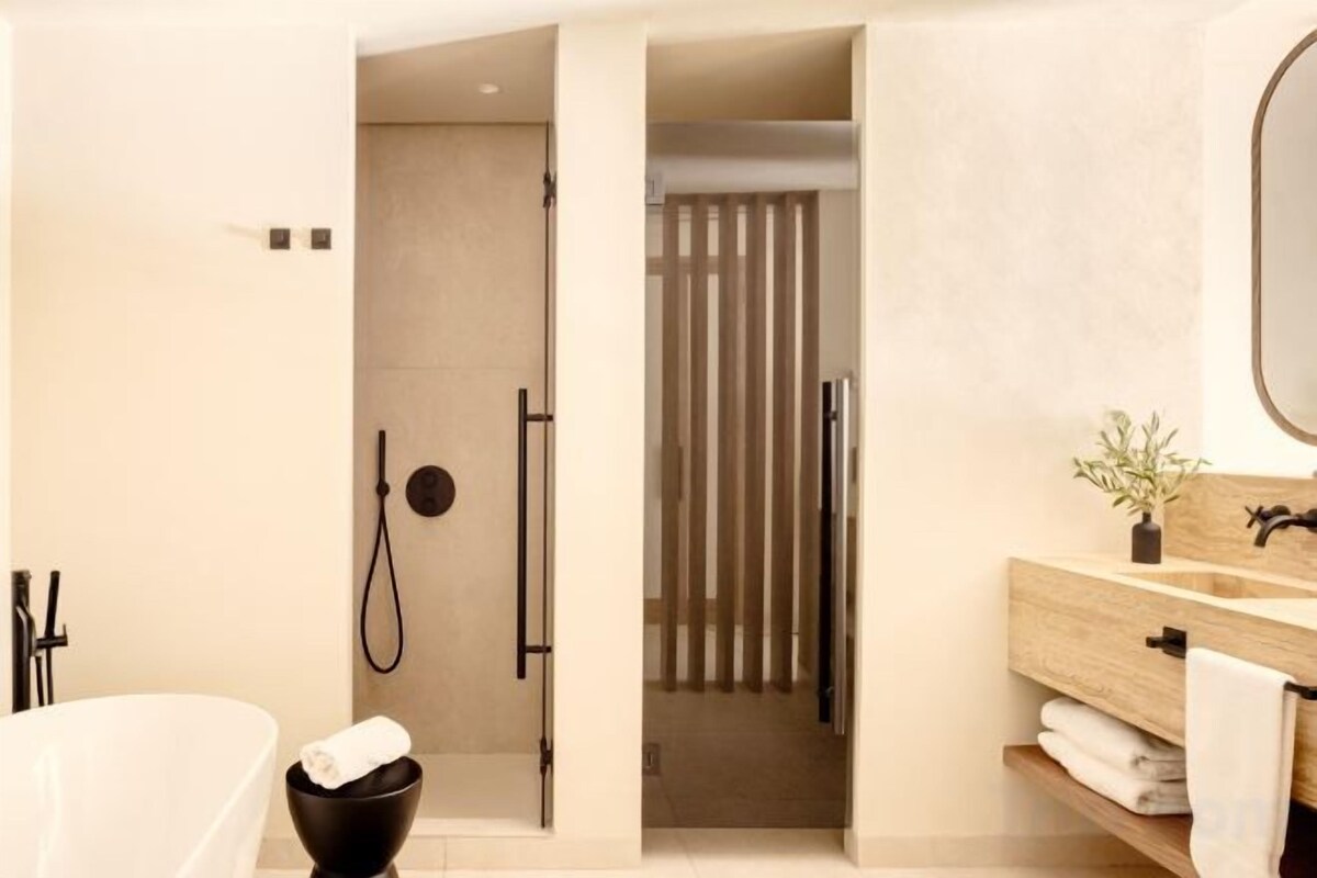 Bathroom | Combined shower/tub, deep soaking tub, rainfall showerhead
