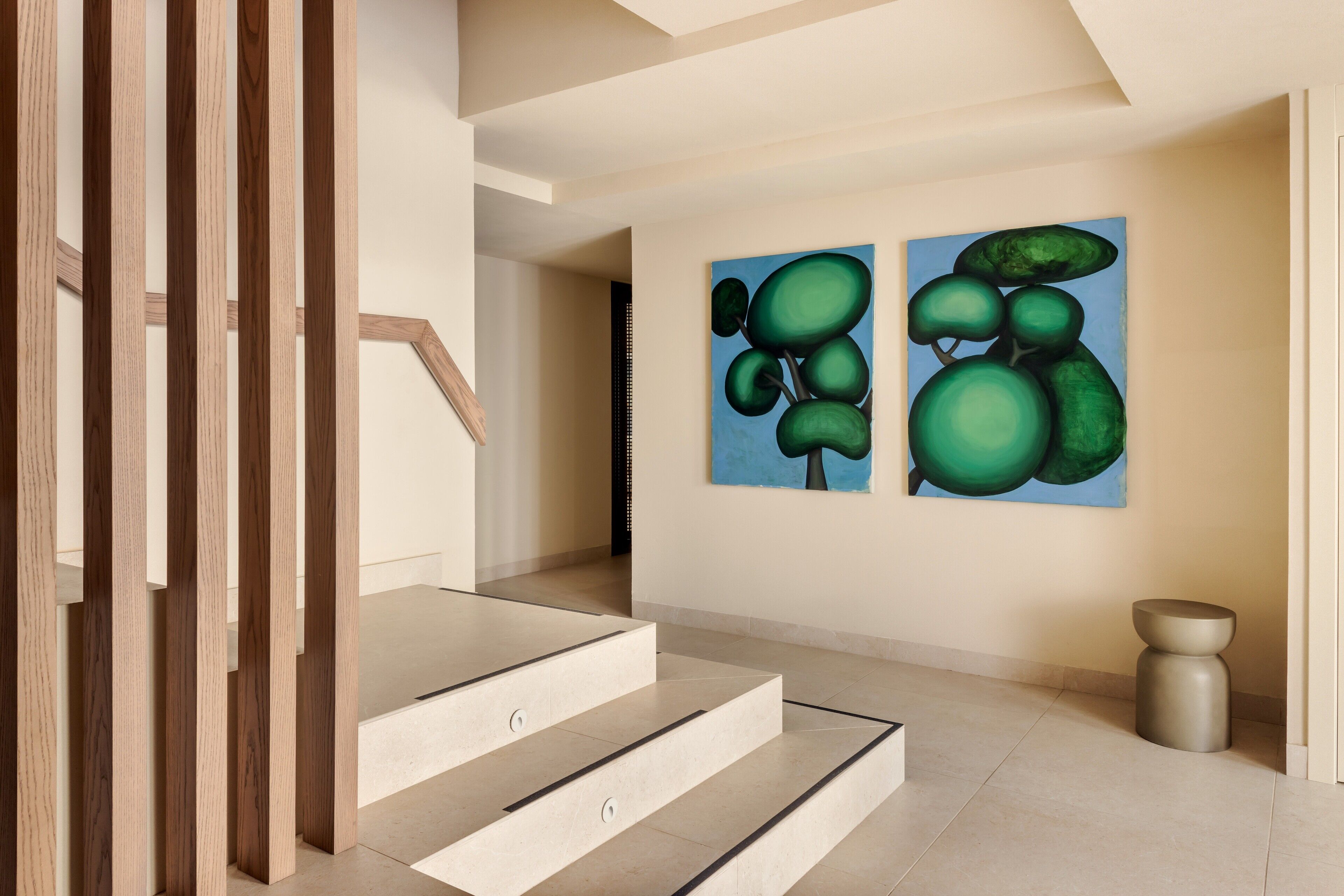 Eine moderne Treppe mit Holzgeländer und schlichtem Design.