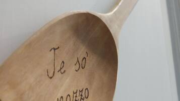 Una espàtula de fusta amb el text "Je so' pazzo" gravat a ella.