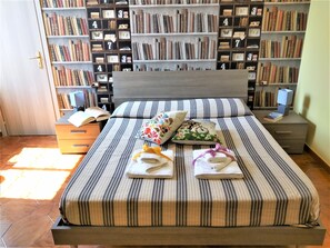 Basic Triple Room | Down comforters, minibar, desk, blackout drapes - Non ci resta che Napoli (Naples)