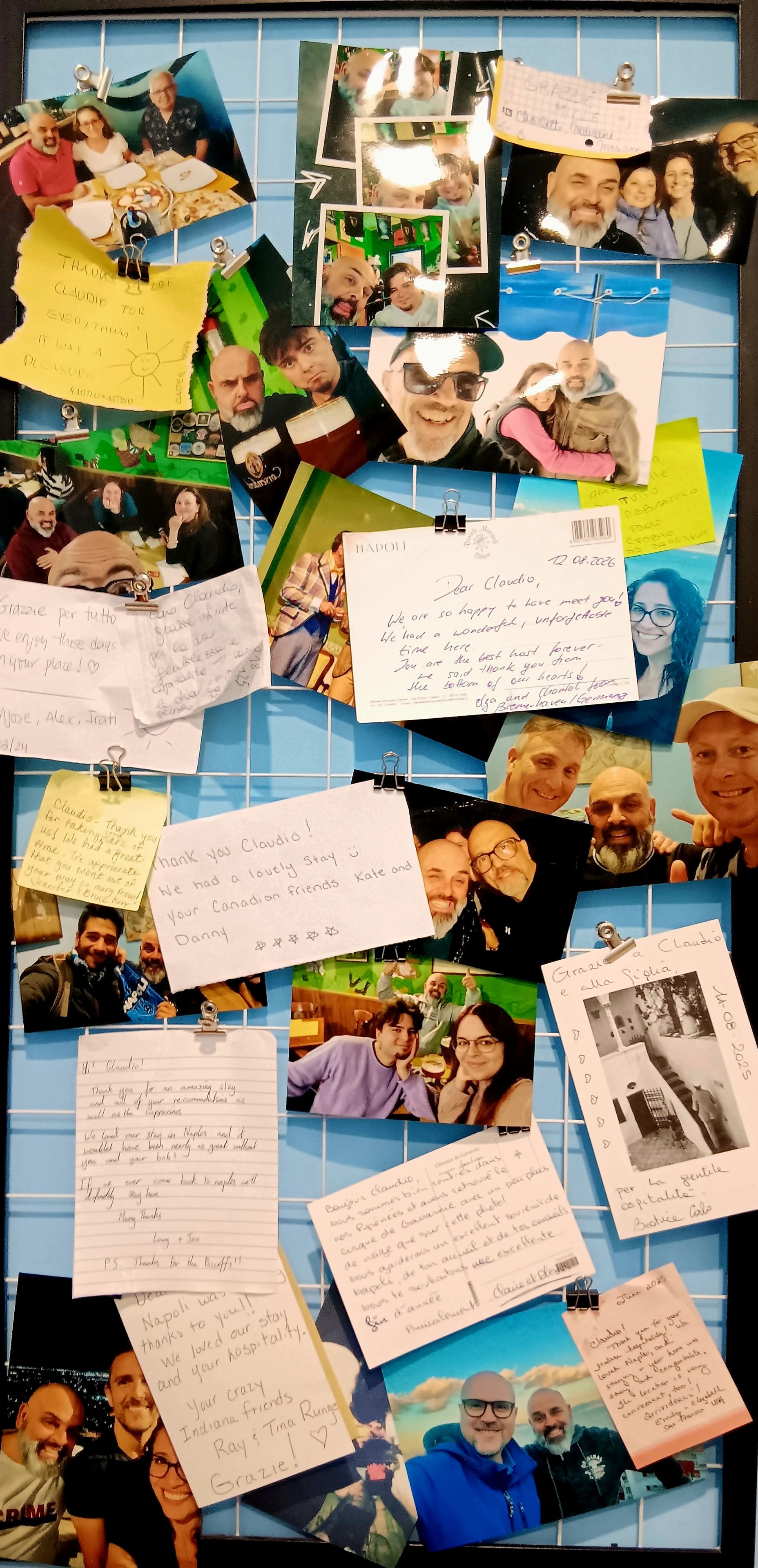 Un tableau d’affichage avec des photos et des notes manuscrites.