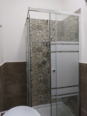 Budget Double Room | Bathroom | Shower, hydromassage showerhead, free toiletries, hair dryer - Non ci resta che Napoli (Naples)