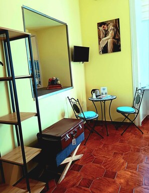 Budget Double Room | Down duvets, minibar, desk, blackout curtains - Non ci resta che Napoli (Naples)