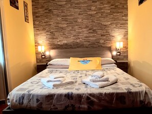 Budget Double Room | Down comforters, minibar, desk, blackout drapes - Non ci resta che Napoli (Naples)