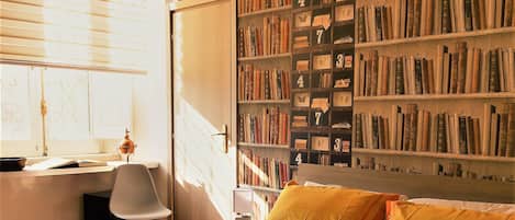 Basic Triple Room | Copriletto in piuma, minibar, una scrivania, tende oscuranti