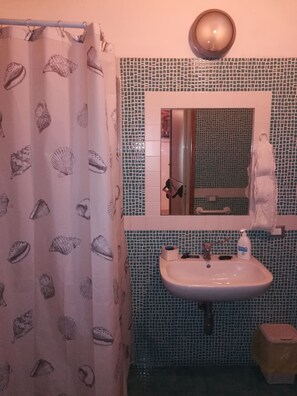 Shower, free toiletries, hair dryer, bidet - B&B Il Poeta (Palermo)