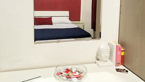 A room with a bed, a small table with a bowl of decorative items, and a wall-mounted picture. - B&B Il Poeta (Palermo)