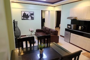 Suites | Free WiFi, bed sheets - Mannra Hotel (Manila)