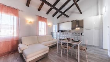 Appartement Deluxe, plusieurs lits, non-fumeurs, vue canal | Coin séjour | Télévision à écran plat de 40 pouces avec chaßnes numériques, télévision