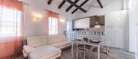 Apartamento Deluxe, varias camas, no fumadores, vistas al canal | Zona de estar | Televisión de pantalla plana de 40 pulgadas con canales digitales