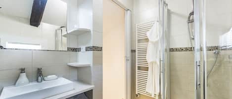 Deluxe Apartment, Multiple Beds, Non Smoking, Canal View | Bathroom