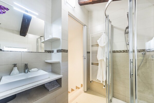 Deluxe-Apartment, Mehrere Betten, Nichtraucher, Kanalblick | Badezimmer | Dusche, Regendusche, kostenlose Toilettenartikel, Haartrockner
