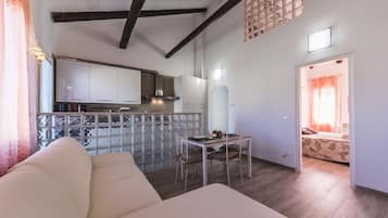 Apartemen Deluks, Beberapa Tempat Tidur, Bebas Asap Rokok, pemandangan kanal | Area keluarga | Televisi layar datar 40-inci dengan saluran TV digital dan TV