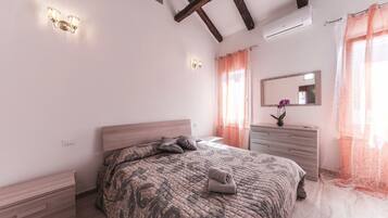 Deluxe-Apartment, Mehrere Betten, Nichtraucher, Kanalblick | 1 Schlafzimmer, hochwertige Bettwaren, Daunenbettdecken