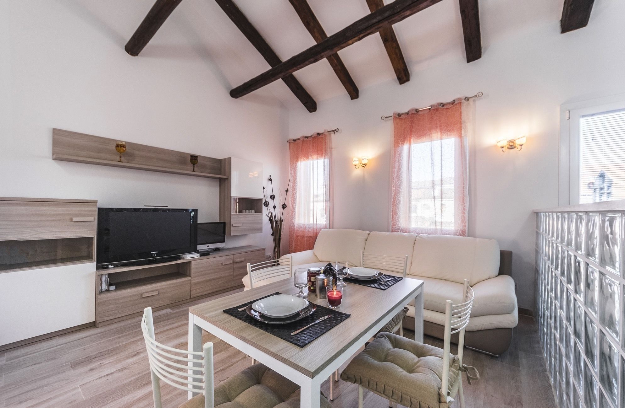 豪華公寓, 多張床, 非吸煙房, 運河景觀 | 起居區 | 40-吋平面電視、數位頻道、電視