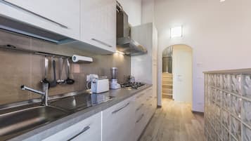 Deluxe-Apartment, Mehrere Betten, Nichtraucher, Kanalblick | Eigene Küche | Großer Kühlschrank, Mikrowelle, Ofen, Herdplatte