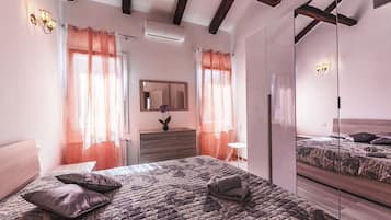 Apartemen Deluks, Beberapa Tempat Tidur, Bebas Asap Rokok, pemandangan kanal | Area keluarga | Televisi layar datar 40-inci dengan saluran TV digital dan TV