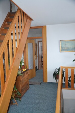 Appartement (FeWo - classified with 4 stars) | Woonkamer | Een flatscreentelevisie en een dvd-speler