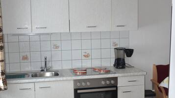 Apartemen (FeWo - classified with 4 stars) | Dapur pribadi | Lemari es besar, microwave, kompor, dan mesin pembuat kopi/teh