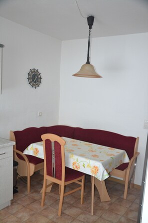 Apartment (FeWo) - mit 4 Sternen klassifiziert	 | Essbereich im Zimmer